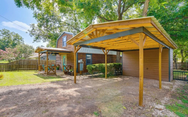 Pet-friendly Granbury Home w/ Yard, Near Downtown!