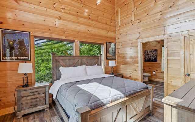 Grizzlies Den 4 Bedroom Cabin by RedAwning