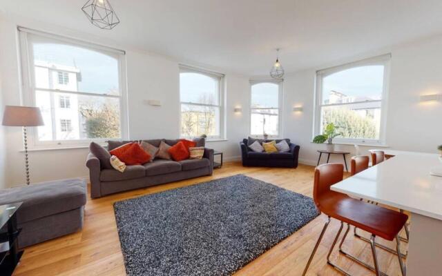 Superb 2 Bed Flat Camden 5 min walktube Station