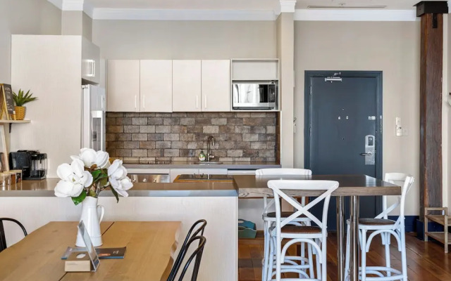 Spacious 2Br In Cbd Pool Gym Parking