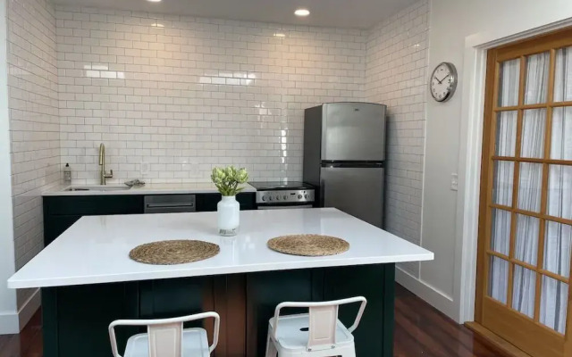 Cottage Street Downtown New Apartment