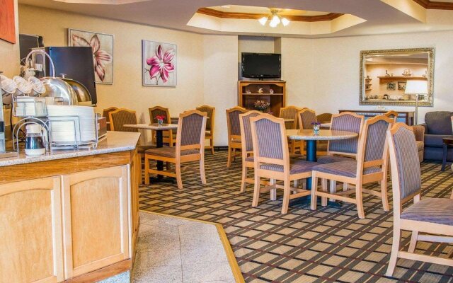 Comfort Suites South Haven near I-96