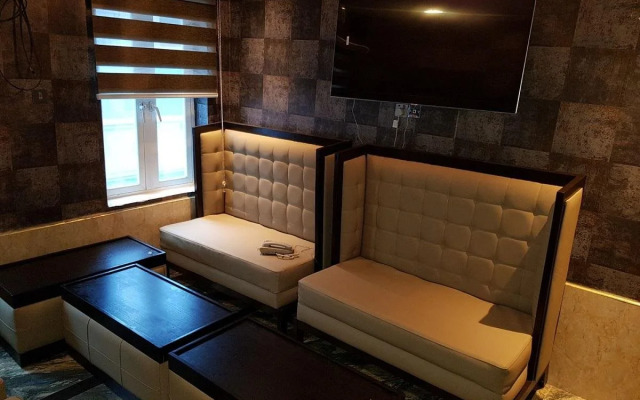 Euro Lounge and Suites