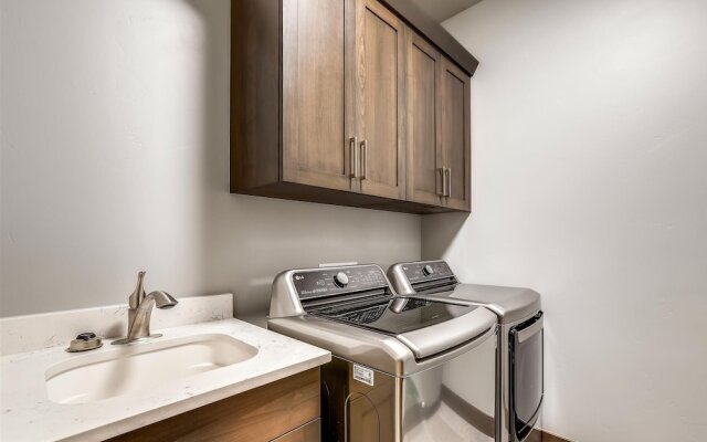 Five Peaks Townhouse with Garage and Hot Tub by RedAwning