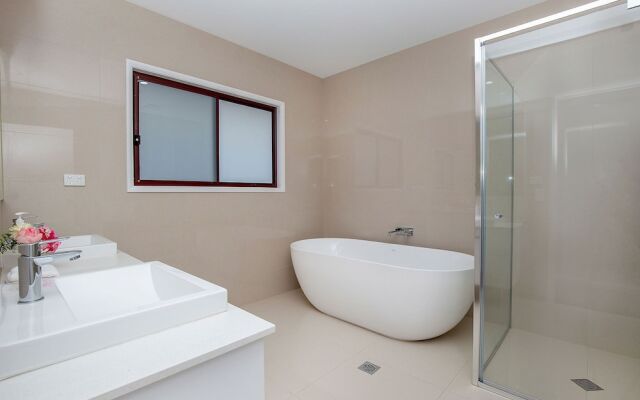 Hope Island Beautiful Chinese Style Villa Qhi007