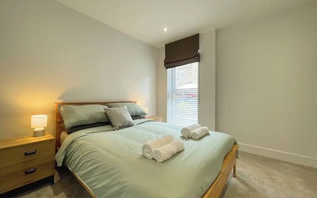 Modern and Sleek 2 Bed Apartment