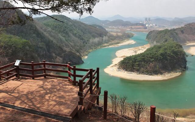 Yeongwol Hanbando River Pension
