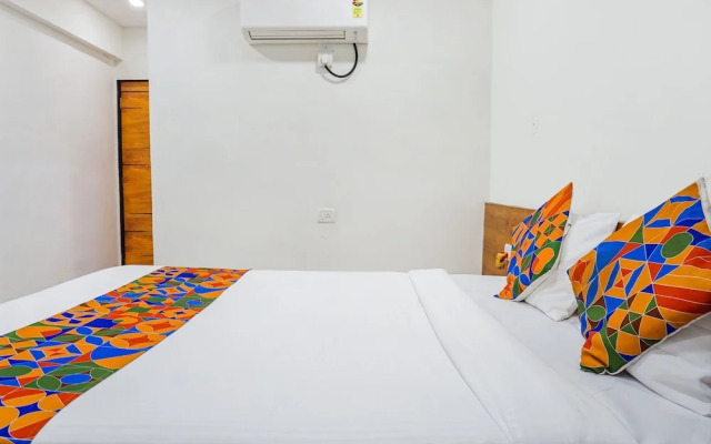 Fabhotel Royal Palace Inn