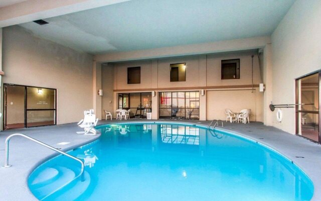 Econo Lodge Inn & Suites