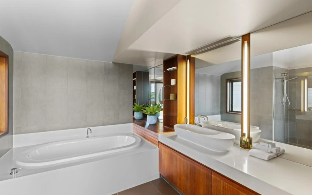 Yacht Club Villas