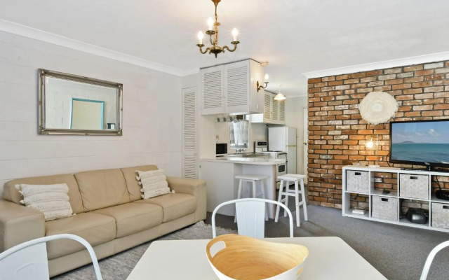 Blueys Beach Villa Manyana 11 – Guest Rooms – Boomerang Beach