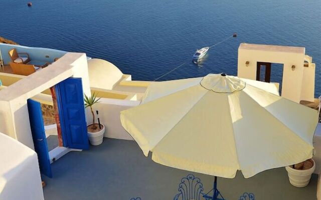 Fira White Residence