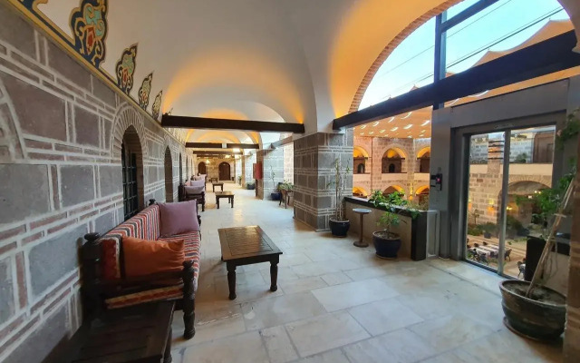 Cesme Kanuni Kervansaray Historical Hotel