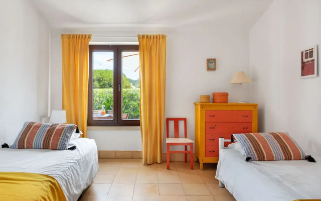 JOIVY 3-BR Cottage w/Terrace & Garden in Colares