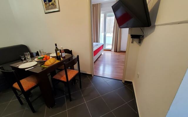 Charming Apartment 3 Sleeps 4 Guests