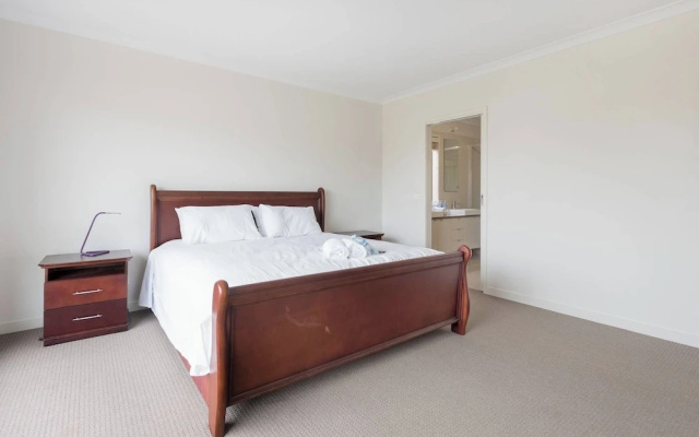 5br Luxury House 20 Min To Cbd Spacious Living