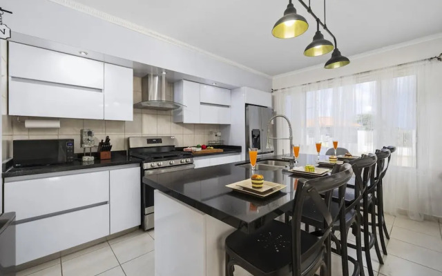 Beautiful 3br4ba Amazing Location w Private Pool