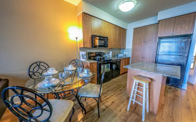 Lake View Luxury Condo by Elite Suites