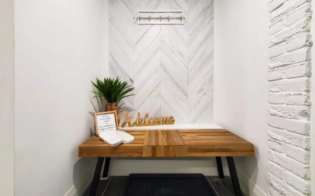 Renovated Guest Suite Near The Lake & High Park in Toronto!
