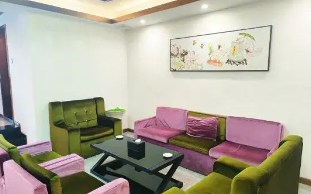 Banana FUN Hotel (Shenzhen Futian Fubao Subway Station)