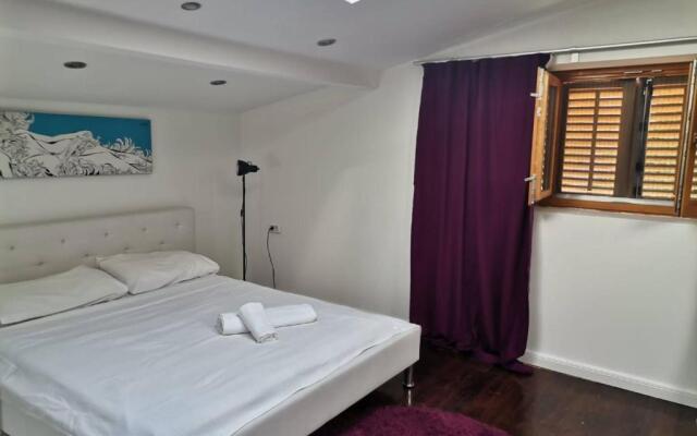 Cheerful Holiday House Illuminosa