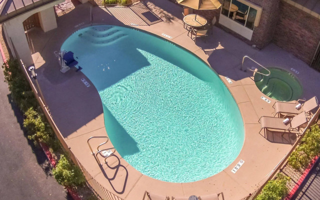 Holiday Inn Express and Suites Phoenix Tempe - University