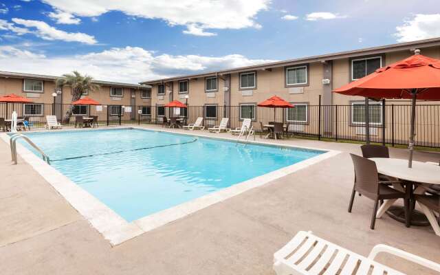 Super 8 by Wyndham Beaumont I-10 South/College St