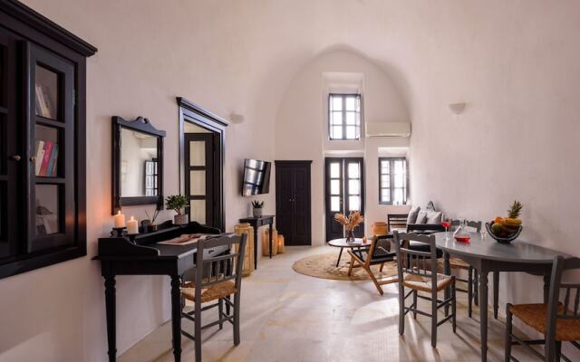 Firalia, Casa In Rock Suites