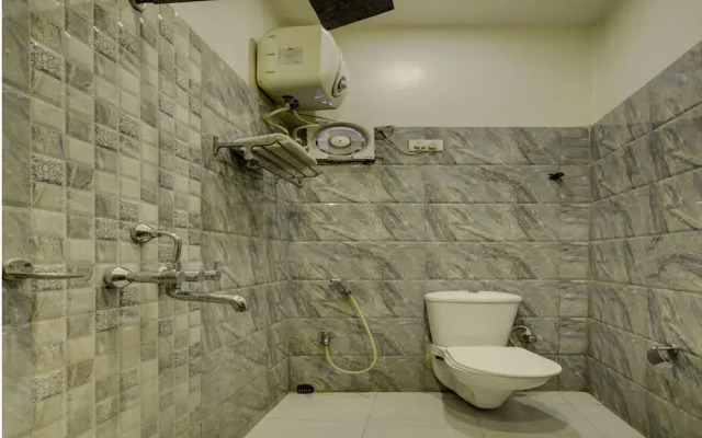 OYO 22530 Savoy Hotel