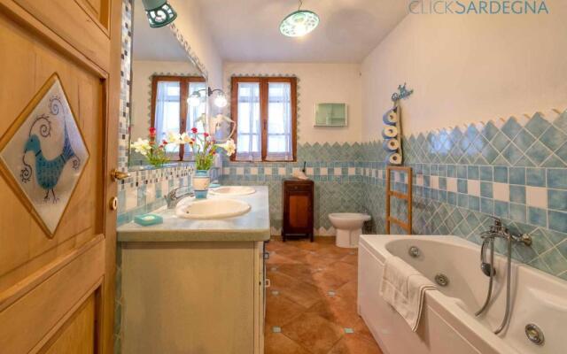 Alghero, Villa Josephine With Spectacular Swimming Pool, for 8 Guests