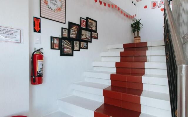 RedDoorz near Mercado del Lago
