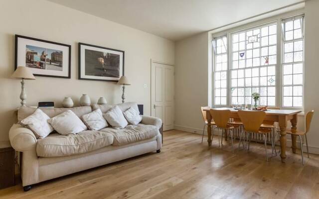 Spacious 2BR Flat in Kensington