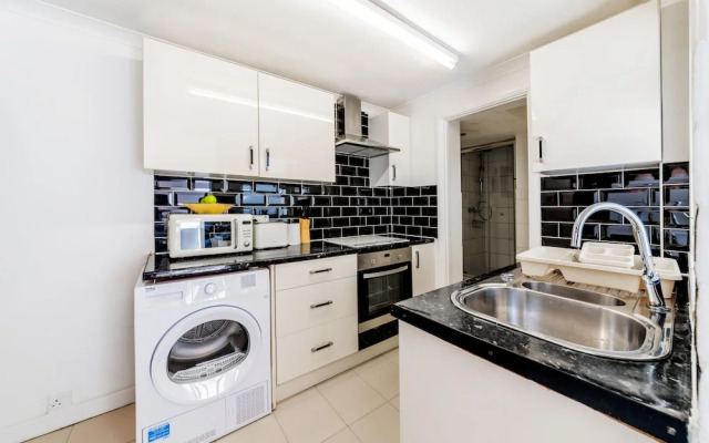 Stylish 3-bed House With Free Parking & Wifi