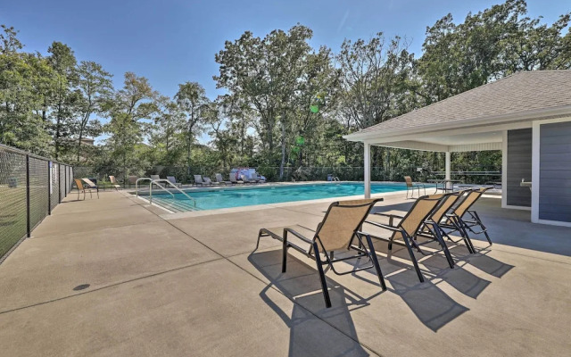 Fayetteville House: Pool Access & Gas Grill!