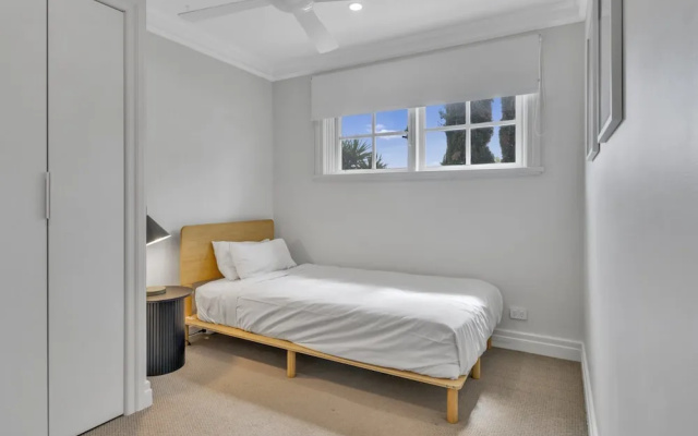 Family Retreat With Balcony and Courtyard – Guest Rooms – Adelaide