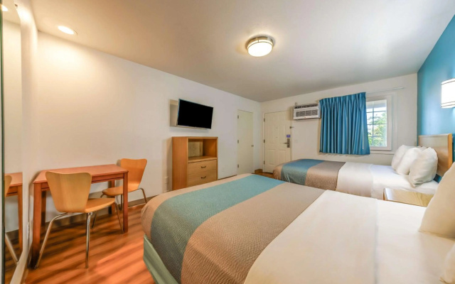 Motel 6 Canby, OR