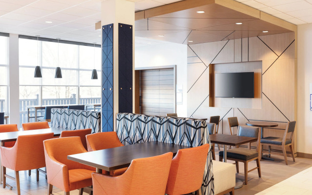 Holiday Inn Express & Suites Pittsfield-Lenox-Berkshires by IHG