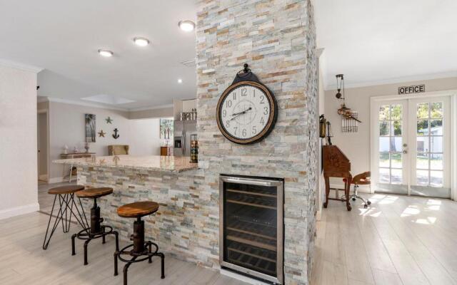 Beautiful home- Private getaway-Heated Pool/Hottub