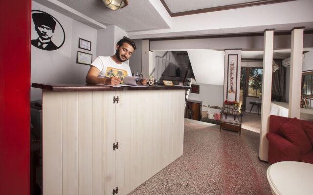 Iola Hotel