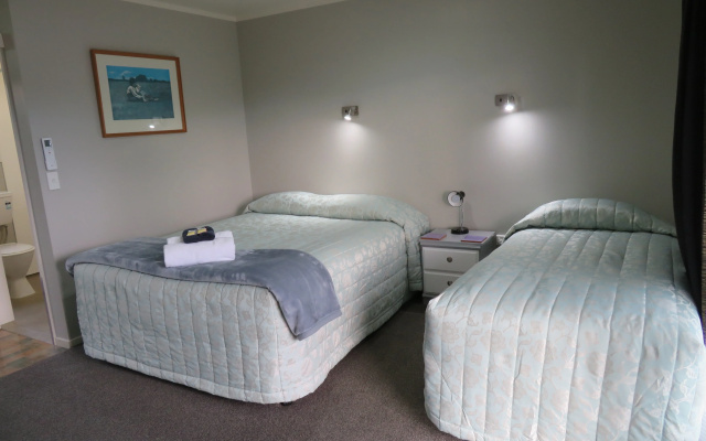 Commodore Court Motel