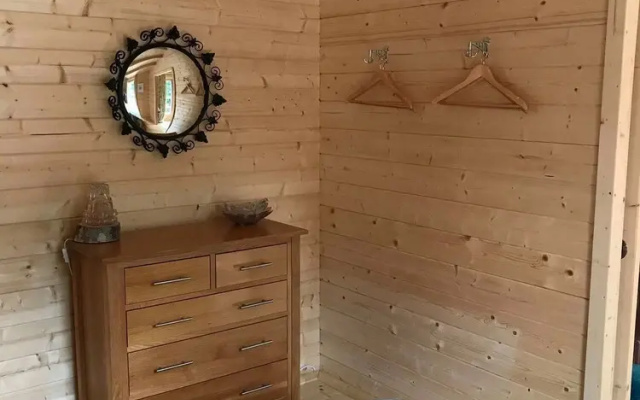 Off Grid Cabin Sleeps 2, Pets Ok, 20 min to Dunoon