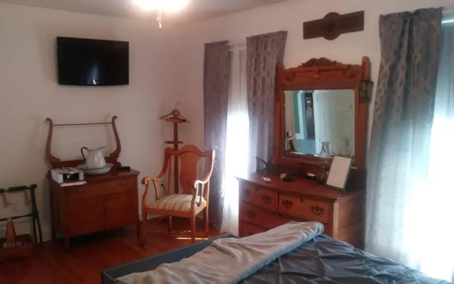 Marvel's on the Creek