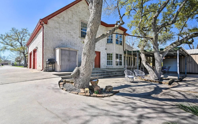 Waterfront Family Home w/ Patio in Hitchcock