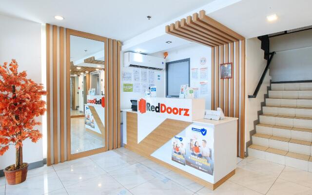 RedDoorz Plus @ Jardin Suites Guadalupe Nuevo