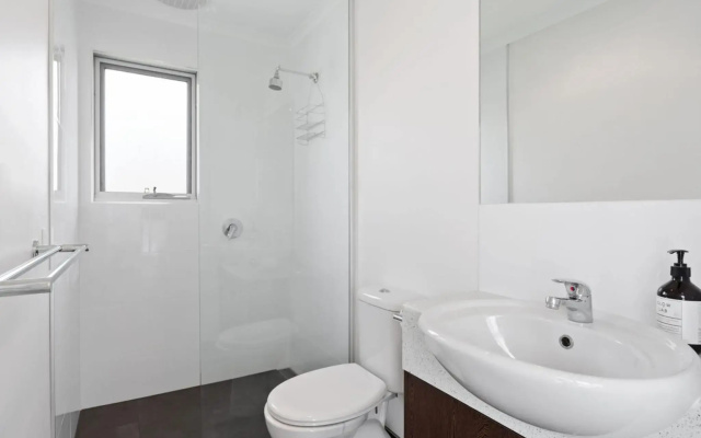 NORMANBY COASTAL - FREE WIFI, NETFLIX and ALL LINEN INCLUDED