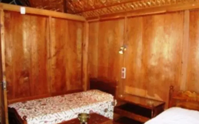 Howrah Houseboat – Guest Rooms – Srinagar