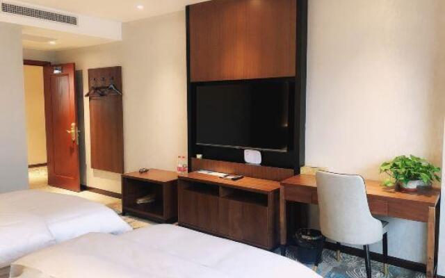Jinchun Business Hotel (northeast gate)