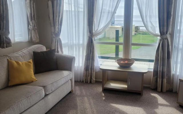 Beachside Holiday Retreat - Sleeps 6 & Parking