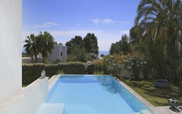 Holiday Home With Manicured Gardens