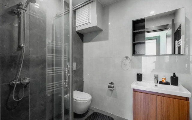 Duplex w Balcony Terrace 5 min to Beach